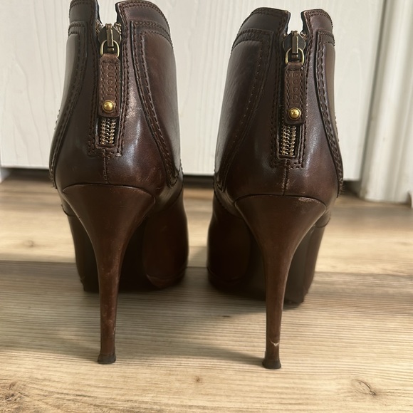 Gucci Diana Hysteria Ankle Booties Sz 6.5 (37) Light Brown Stiletto Medallion - Picture 3 of 8
